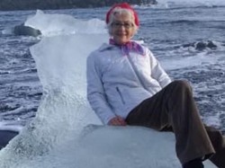 Foto Di Atas Bongkahan Es, Turis Lansia Ini Malah Hampir Hanyut