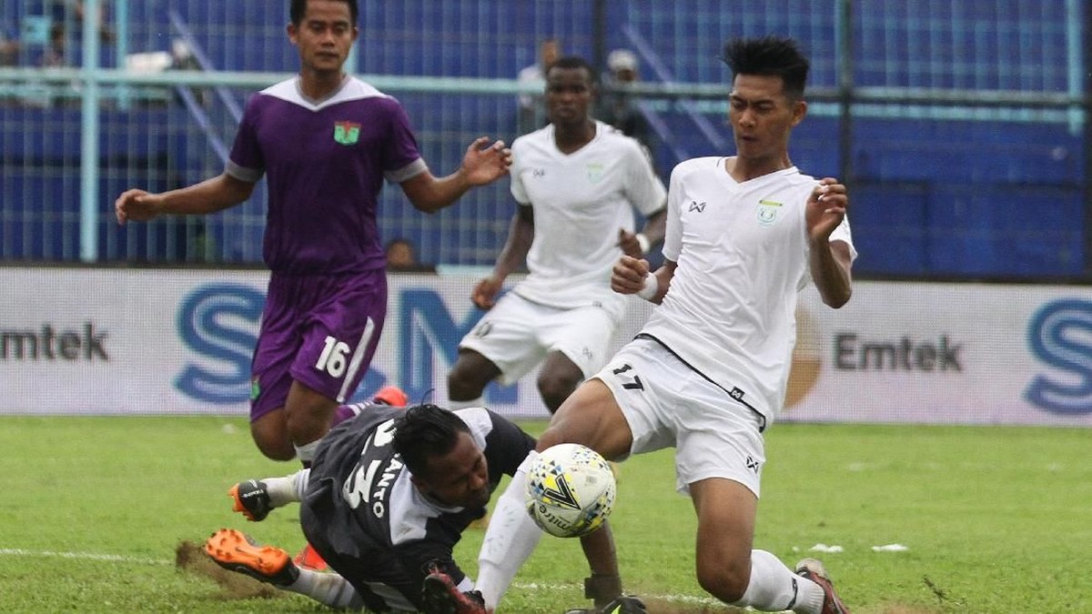 Persela Lamongan (putih) menang 2-0 atas Persita Tangerang di Stadion Kanjuruhan, Senin (4/3/2019) dalam laga perdana Grup E Piala Presiden 2019. (Foto: Ari Bowo Sucipto/ama/ANTARA FOTO)