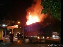Sebuah Truk Ekpedisi Ludes Terbakar di Lamongan