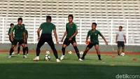 Para pemain timnas tampak serius berlatih.
