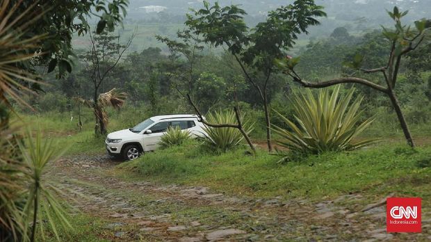 Lintasan menuju restoran dari lokasi offroad