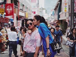 Tangis Mikha Tambayong Pecah Melepas Jenazah Ibunda