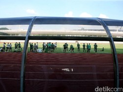 Lintasan Atletik Stadion Madya Kotor dengan Puntung Rokok dan Paku