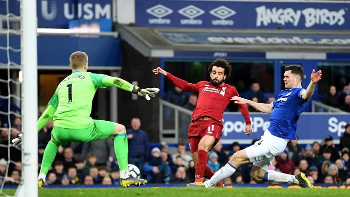 LIVERPOOL, ENGLAND - MARCH 03:  Mohamed Salah of Liverpool is tackled by Michael Keane of Everton as Jordan Pickford looks on during the Premier League match between Everton FC and Liverpool FC at Goodison Park on March 03, 2019 in Liverpool, United Kingdom. (Photo by Michael Regan/Getty Images)
