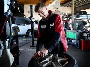 Salut! Montir Selamatkan Nyawa Wanita dengan Tiru Adegan di Serial TV Salut! Montir Selamatkan Nyawa Wanita dengan Tiru Adegan di Serial TV