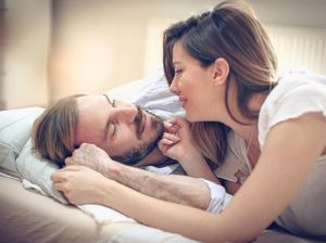 Pagi atau Malam Hari? Ini Waktu Terbaik untuk Bercinta