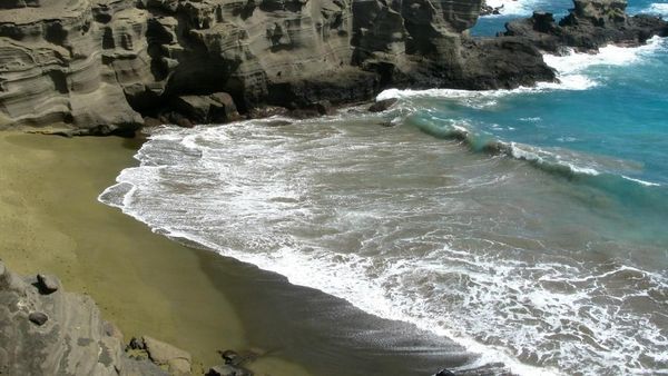 Foto: 6 Pantai dengan Pasir yang Unik di Dunia