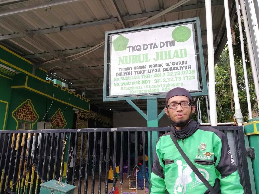 Driver Ojol Ini Punya Kisah Hidup Seperti Abah di Keluarga Cemara Driver Ojol Ini Punya Kisah Hidup Seperti Abah di Keluarga Cemara