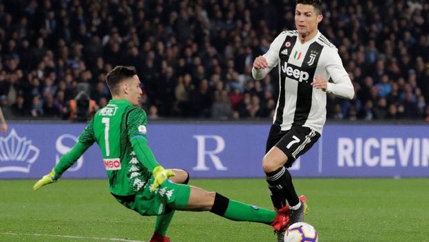 Cristiano Ronaldo dianggap diving saat diadang kiper Napoli Alex Meret. (