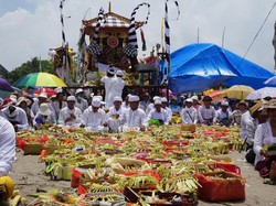 Khidmatnya Upacara Melasti di Pantai Petitenget Kerobokan Bali