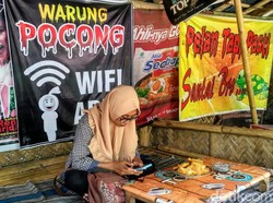 Hiii... Pocong Ini Tak Bikin Merinding Tapi Malah Bikin Kenyang