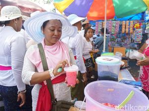 Upacara Melasti di Petitenget Bali, Pedagang Minuman Laris Manis Upacara Melasti di Petitenget Bali, Pedagang Minuman Laris Manis