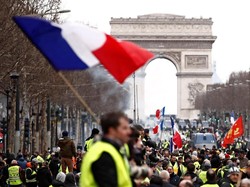 Kawal Aksi Demo Rompi Kuning, Polisi Prancis Dilempar Bom Tinja