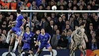 Chelsea kalah 2-1 pada leg pertama 16 besar 2004/2005. Di leg kedua, The Blues membalasnya dengan kemenangan 4-2. (Foto: Ben Radford /Allsport)