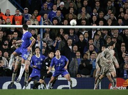 Chelsea kalah 2-1 pada leg pertama 16 besar 2004/2005. Di leg kedua, The Blues membalasnya dengan kemenangan 4-2. (Foto: Ben Radford /Allsport)
