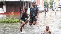 Serunya Anak-anak Bermain di Genangan Banjir ITC Mangga Dua