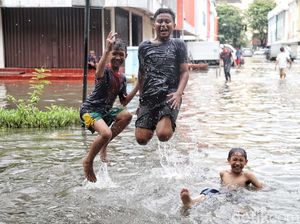 Serunya Anak-anak Bermain di Genangan Banjir ITC Mangga Dua Serunya Anak-anak Bermain di Genangan Banjir ITC Mangga Dua
