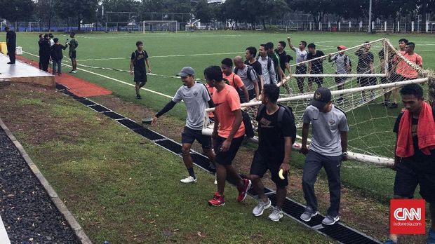 Marinus Wanewar tengah meladeni wartawan saat rekan-rekan setimnya tengah mengangkat gawang usai latihan Timnas Indonesia U-23. (