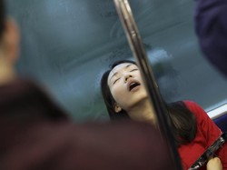 Ngantuk Saat Mudik Naik Bus? Ini Tips Biar Nggak Tidur Mangap