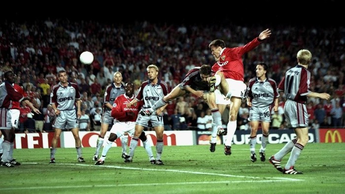 26 May 1999:  Teddy Sheringham of Manchester United heads goalwards during the UEFA Champions League Final against Bayern Munich at the Nou Camp in Barcelona, Spain. Sheringham scored the equaliser as United won 2-1.  Mandatory Credit: Ben Radford /Allsport