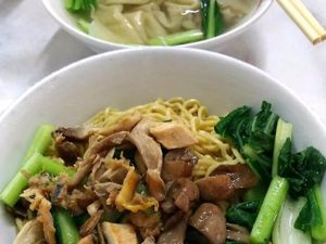 Hujan-hujan Dingin Paling Cocok Sarapan Mie Ayam Jamur yang Mantap Ini