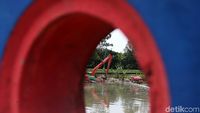 Pasukan Oranye Bersihkan Sampah dan Eceng Gondok di BKT Marunda