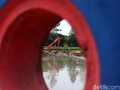 Pasukan Oranye Bersihkan Sampah dan Eceng Gondok di BKT Marunda