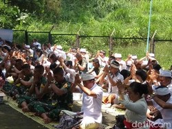 Umat Hindu Magelang Laksanakan Upacara Melasti di Tuk Mas Grabag