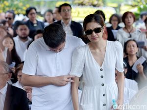 Iringi Pemakaman Ibu, Mikha Tambayong Masih Begitu Terpukul Iringi Pemakaman Ibu, Mikha Tambayong Masih Begitu Terpukul