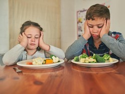 6 Trik Mengajari Si Kecil Suka Makan Sayur Tanpa Drama