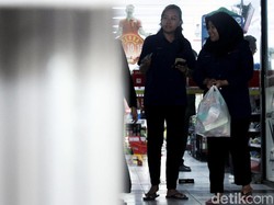 Anies Larang Kantong Kresek di Mal hingga Pasar, Apa Kata Pengusaha?