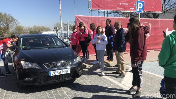 Suporter Atletico Madrid menyerbu mobil pemain untuk berburu tanda tangan
