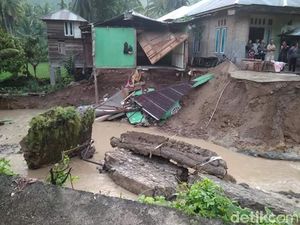 Jembatan Roboh, Lalin Padang-Medan Putus