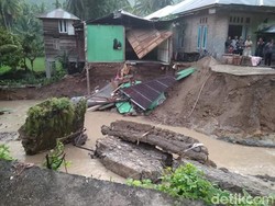 Jembatan Roboh, Lalin Padang-Medan Putus