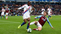 Bek kanan Crystal Palace Aaron Wan-Bissaka tampil gemilang dalam kemenangan atas Burnley 3-1. Bukan cuma memenangi enam tekel, Wan-Bissaka menciptakan sebuah assist atas gol yang dibuat Michy Batshuayi. (Foto: Alex Livesey / Getty Images)
