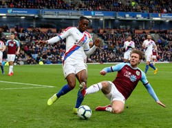 Bek kanan Crystal Palace Aaron Wan-Bissaka tampil gemilang dalam kemenangan atas Burnley 3-1. Bukan cuma memenangi enam tekel, Wan-Bissaka menciptakan sebuah assist atas gol yang dibuat Michy Batshuayi. (Foto: Alex Livesey / Getty Images)