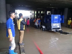 Sempat Terendam Banjir 1 Meter, Lalin di Underpass Kemayoran Kembali Normal