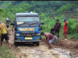 Jalan Peundeuy di Garut yang Mirip Sungai Kering Segera Diperbaiki