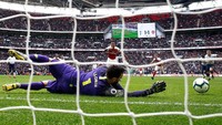 Lloris menyelamatkan Tottenham Hotspur. Kiper Prancis itu menepis tendangan penalti striker Arsenal Pierre-Emerick Aubameyang di menit-menit terakhir sekaligus memastikan Derby London Utara di Emirates berakhir sama kuat 1-1. (Foto: Getty Images)