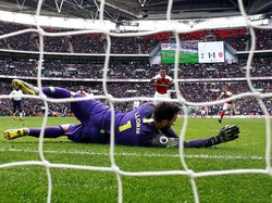 Lloris menyelamatkan Tottenham Hotspur. Kiper Prancis itu menepis tendangan penalti striker Arsenal Pierre-Emerick Aubameyang di menit-menit terakhir sekaligus memastikan Derby London Utara di Emirates berakhir sama kuat 1-1. (Foto: Getty Images)
