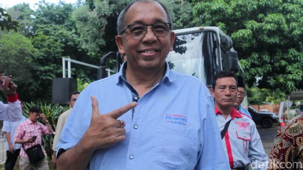 Pose Salam Dua Jari Alex Asmasoebrata Saat Diperiksa Polisi