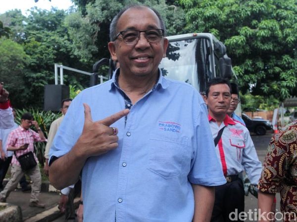 Pose Salam Dua Jari Alex Asmasoebrata Saat Diperiksa Polisi