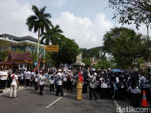 Demo Guru Tutup Jalan Protokol di Pekanbaru, Lalin Macet Parah