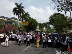 Demo Guru Tutup Jalan Protokol di Pekanbaru, Lalin Macet Parah
