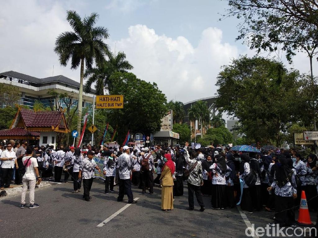 Demo Guru Tutup Jalan Protokol di Pekanbaru, Lalin Macet Parah Demo Guru Tutup Jalan Protokol di Pekanbaru, Lalin Macet Parah