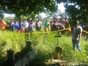 Seorang Pria Ditemukan Gantung Diri di Pohon Kuburan Desa Lamongan Seorang Pria Ditemukan Gantung Diri di Pohon Kuburan Desa Lamongan