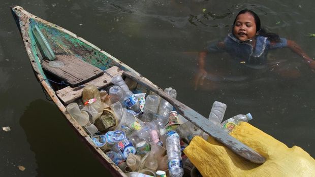 sampah plastik yang cemari sungai dan laut