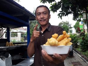 Penjual Cakwe Nur Wahid Habiskan Rp 250 Juta untuk Kampanye Caleg Penjual Cakwe Nur Wahid Habiskan Rp 250 Juta untuk Kampanye Caleg