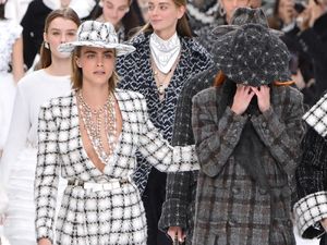 Haru di Fashion Show Chanel, Model Menangisi Kepergian Karl Lagerfeld Haru di Fashion Show Chanel, Model Menangisi Kepergian Karl Lagerfeld