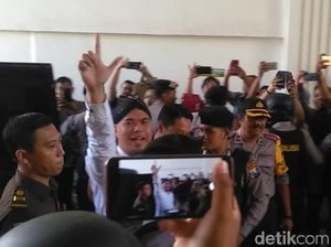 Pekik Merdeka Menggema Saat Dhani Tiba di Pengadilan Pekik Merdeka Menggema Saat Dhani Tiba di Pengadilan